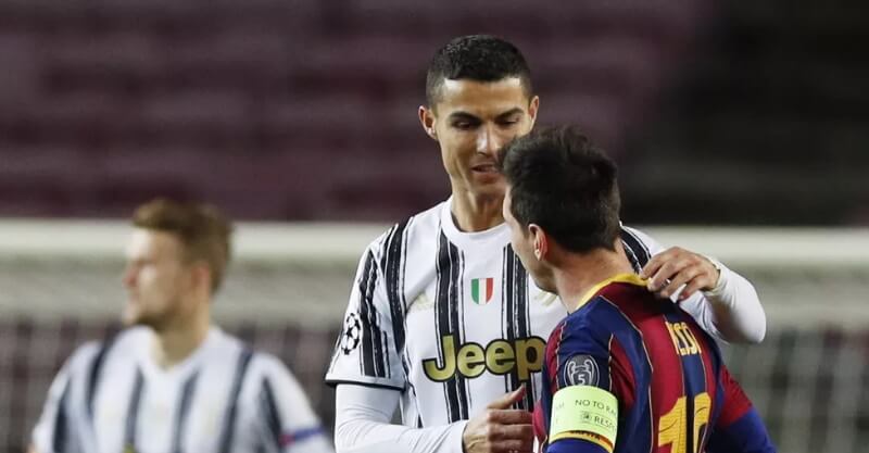 Cristiano Ronaldo cumprimenta Lionel Messi no primeiro reencontro desde da saída do português para a Juventus