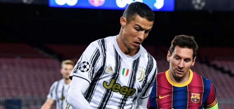 Cristiano Ronaldo e Lionel Messi disputam uma bola no Barcelona-Juventus
