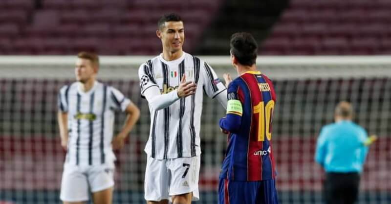 Cristiano ROnaldo e Lionel Messi cumprimentam-se antes do Barcelona-Juventus na Liga dos Campeões