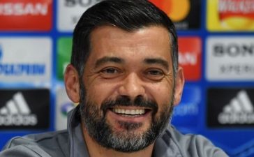 Sérgio Conceição a sorrir em conferência de imprensa do FC Porto
