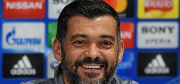 Sérgio Conceição a sorrir em conferência de imprensa do FC Porto