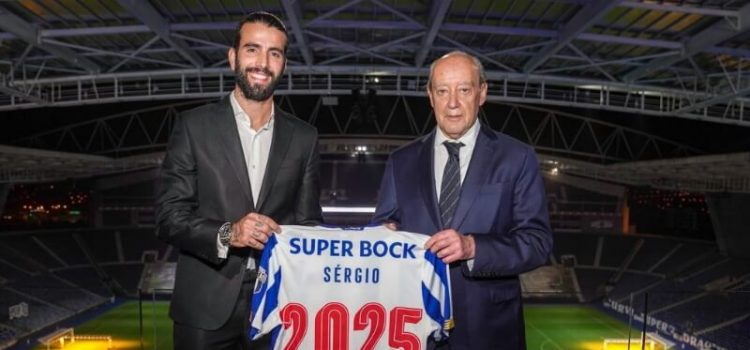 Sérgio Oliveira ao lado de Pinto da Costa, aquando da sua renovação de contrato com o FC Porto