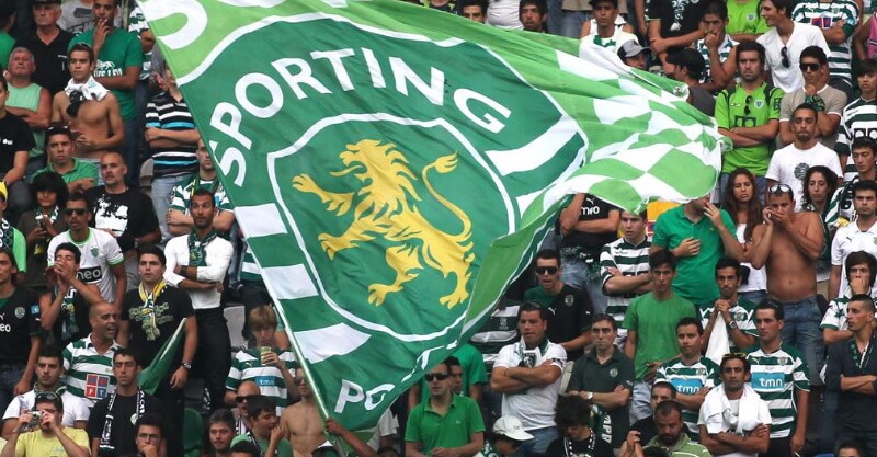 Adeptos do Sporting exibem bandeira do clube