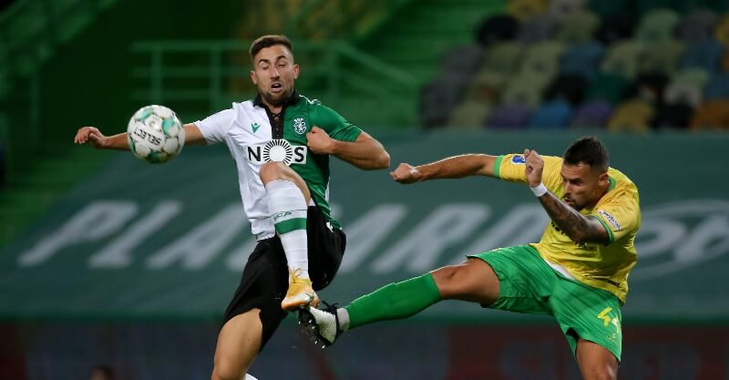 Sporar em disputa de bola com um jogador do Mafra, no jogo que garantiu ao Sporting a meia-final da Taça da Liga