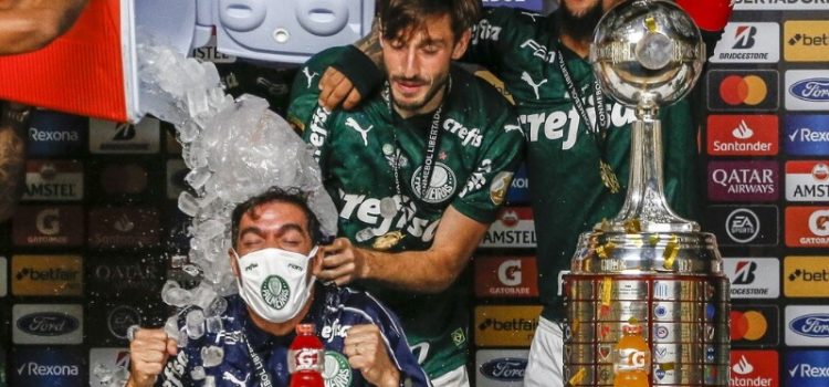 Abel Ferreira surpreendido pelos jogadores do Palmeiras com um banho de gelo
