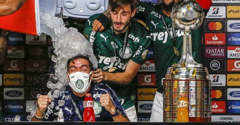 Abel Ferreira surpreendido pelos jogadores do Palmeiras com um banho de gelo