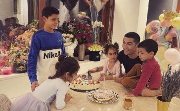 Cristiano Ronaldo com os filhos a dar os parabéns a Georgina Rodríguez