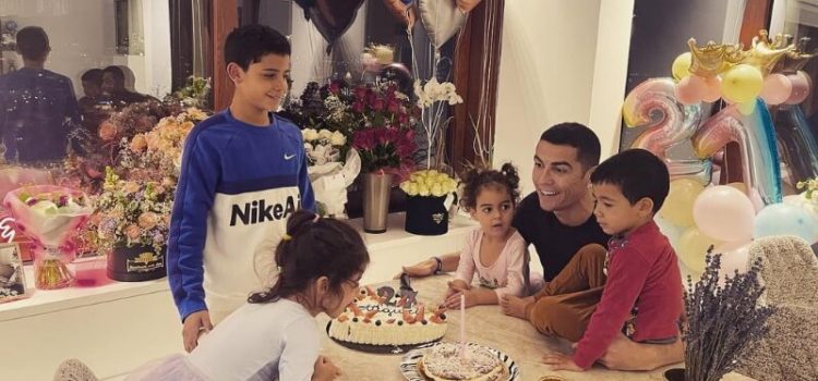 Cristiano Ronaldo com os filhos a dar os parabéns a Georgina Rodríguez