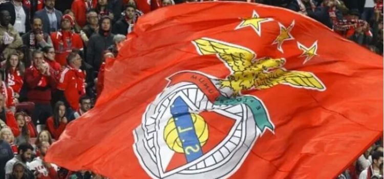 Adeptos do Benfica erguem bandeira do Benfica