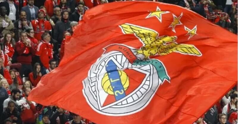 Adeptos do Benfica erguem bandeira do Benfica