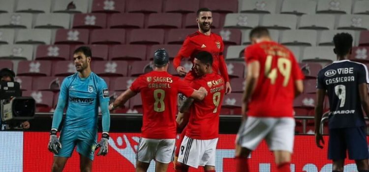 Jogadores do Benfica festejam o golo de Rafa na vitória sobre o Belneneses SAD a contar Taça de Portugal