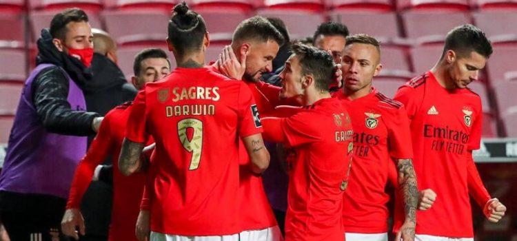 Jogadores do Benfica festejam vitória sobre o Tondela
