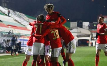 Jogadores do Benfica celebram vitória sobre o Estrela da Amadora na Taça de Portugal