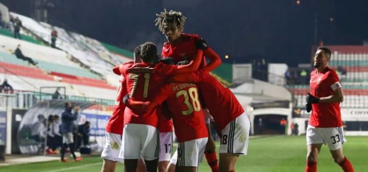 Jogadores do Benfica celebram vitória sobre o Estrela da Amadora na Taça de Portugal