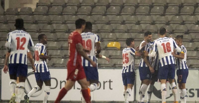 Jogadores do FC Porto celebram golo ao Gil Vicente nos quartos de final da Taça de Portugal
