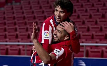 Luis Suárez celebra com João Félix o seu golo na vitória do Atlético de Madrid sobre o Valência