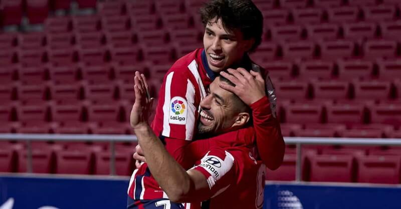 Luis Suárez celebra com João Félix o seu golo na vitória do Atlético de Madrid sobre o Valência