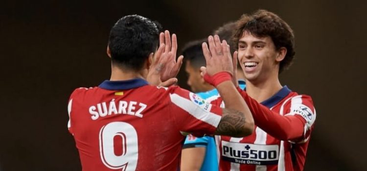 João Félix celebra golo pelo Atlético de Madrid com Luis Suárez