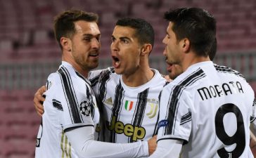 Cristiano Ronaldo abraçado aos colegas da Juventus