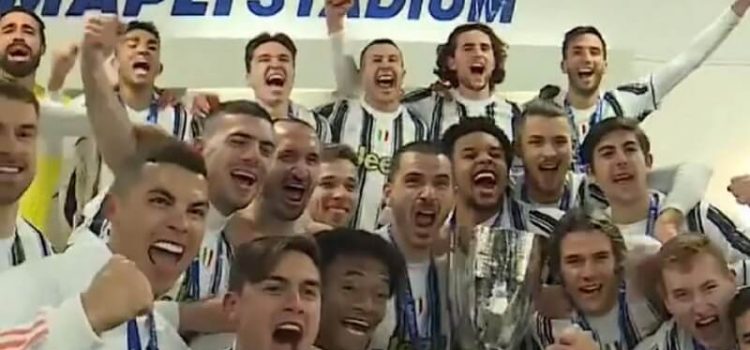 A festa de Cristiano Ronaldo no balneário da Juventus após a conquista da Supertaça de Itália