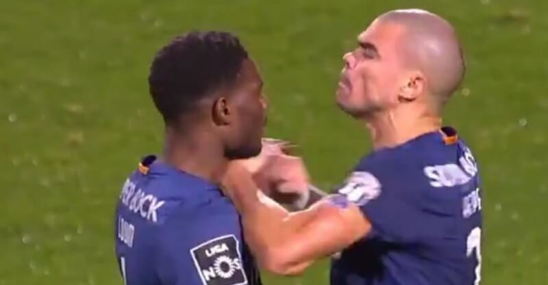 Pepe e Loum em confronto físico após o Farense-FC Porto