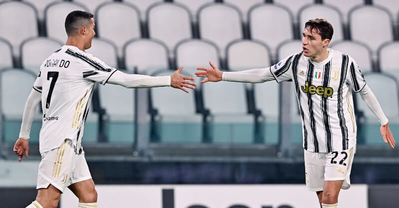 Cristiano Ronaldo celebra golo da Juventus com Chiesa