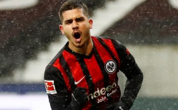 André Silva festeja mais um golo pelo Eintracht Frankfurt