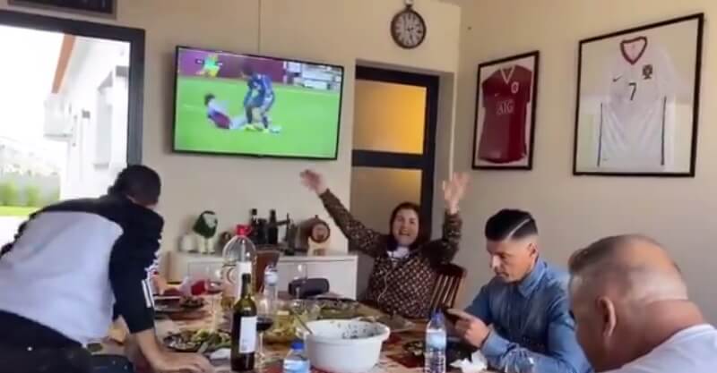 Dolores Aveiro canta música do Sporting em almoço de família