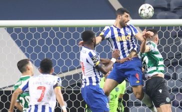 Taremi em disputa de bola no FC Porto-Sporting