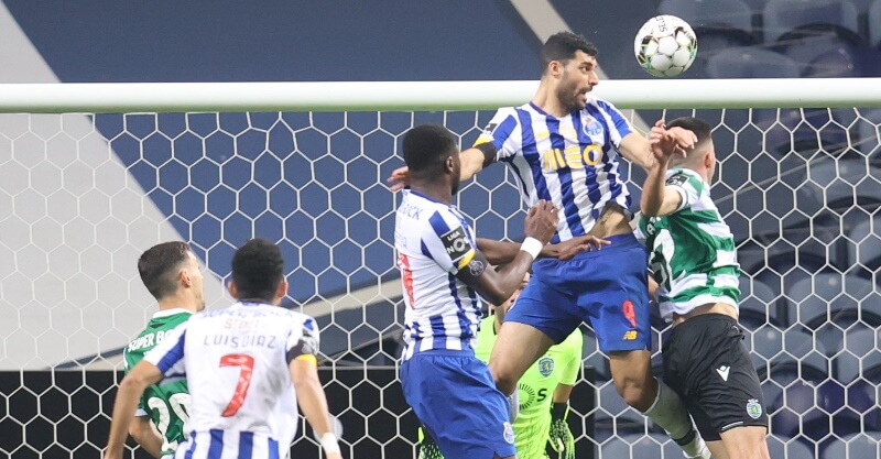 Taremi em disputa de bola no FC Porto-Sporting