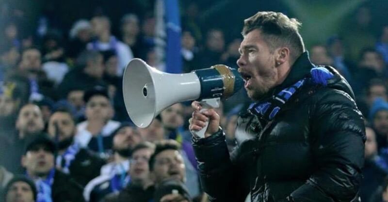 Fernando Madureira, de megafone na mão a liderar os Super Dragões no apoio ao FC Porto