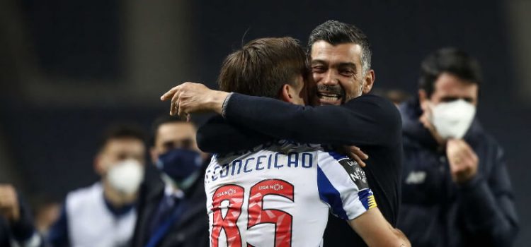 Francisco Conceição chora abraçado a Sérgio Conceição no FC Porto-Boavista
