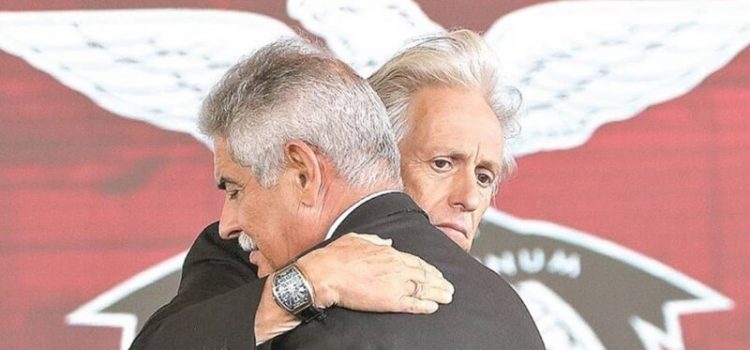 Jorge Jesus abraça Luís Filipe Vieira aquando do seu regresso ao Benfica