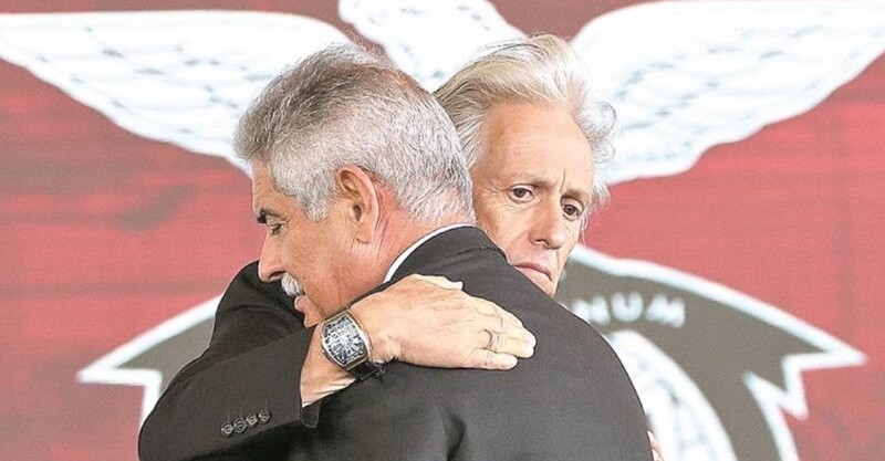 Jorge Jesus abraça Luís Filipe Vieira aquando do seu regresso ao Benfica
