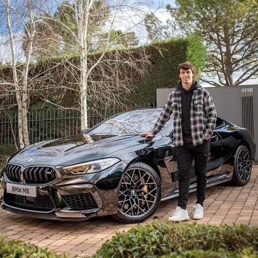 João Félix posa ao lado do seu novo carro: um BMW M8 Competition