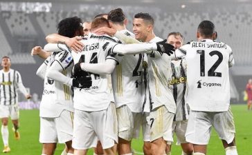 Jogadores da Juventus festejam juntos
