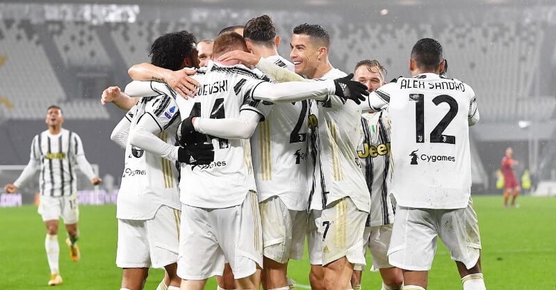 Jogadores da Juventus festejam juntos