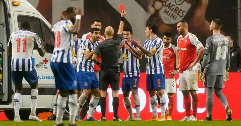 Luís Godinho expulsa Luis Díaz no SC Brga-FC Porto, a contar para a Taça de Portugal