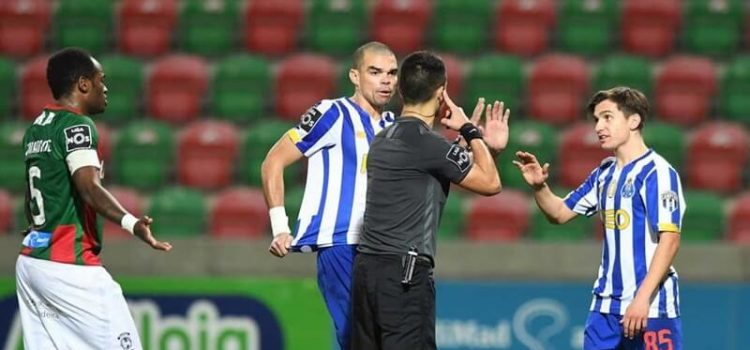 Jogadores do FC Porto em diálogo com o árbitro no jogo com o Marítimo