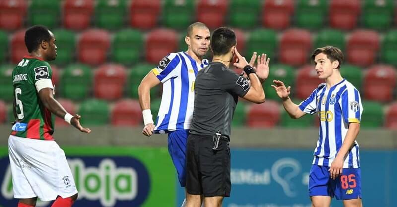 Jogadores do FC Porto em diálogo com o árbitro no jogo com o Marítimo