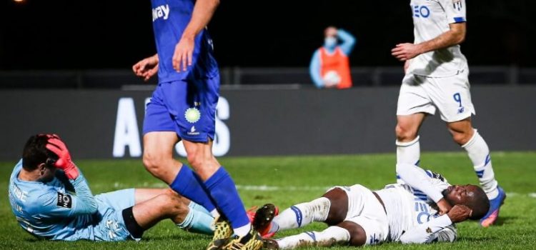 Nanú inconsciente após choque violento no Belenenses SAD-FC Porto