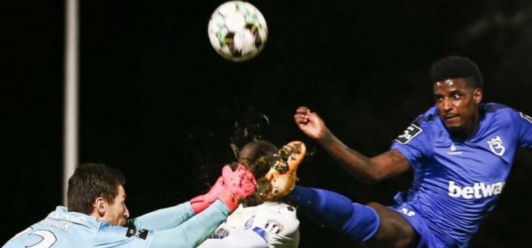 Choque violento entre Nanu e Kritciuk no Belenenses SAD-FC Porto
