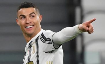 Cristiano Ronaldo aponta ao colega que o assistiu para o golo pela Juventus