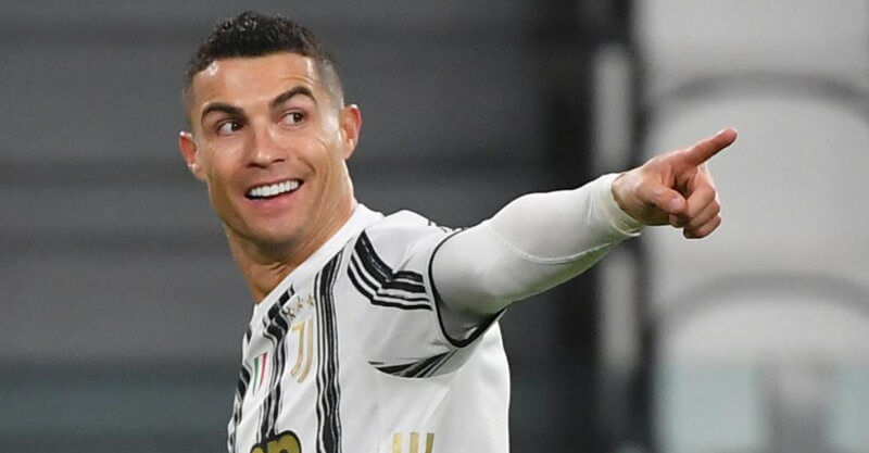 Cristiano Ronaldo aponta ao colega que o assistiu para o golo pela Juventus