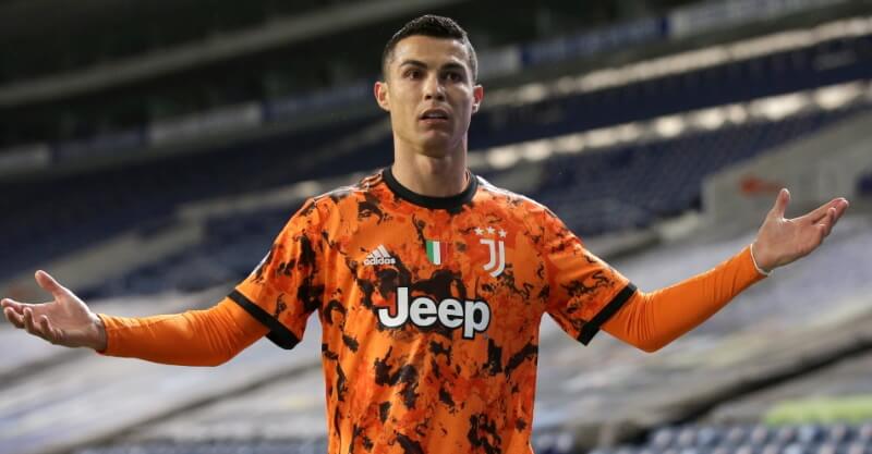 Cristiano Ronaldo levanta os braços no FC Porto-Juventus