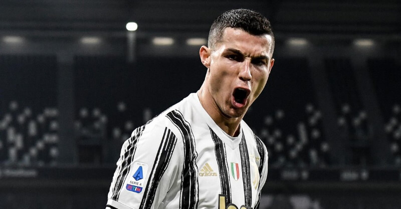 Cristiano Ronaldo faz a sua celebração após golo no Juventus-Crotone