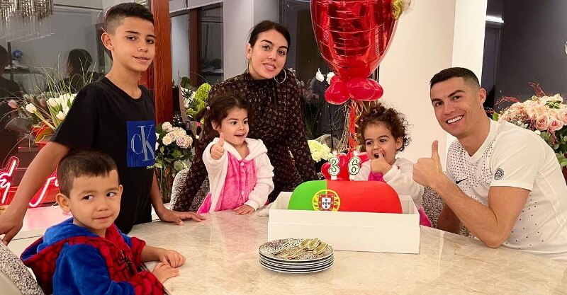 Cristiano Ronaldo celebra 36º aniversário com a família