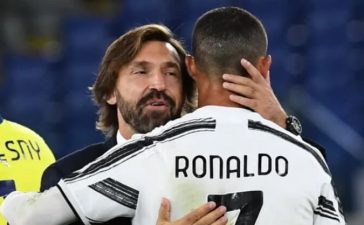 Andrea Pirlo abraça Cristiano Ronaldo
