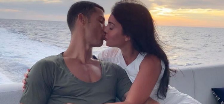 Cristiano Ronaldo e Georgina Rodríguez em momento romântico a bordo do iate