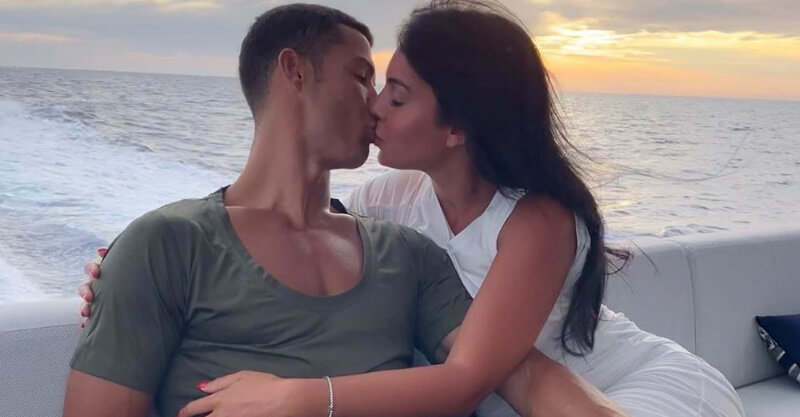 Cristiano Ronaldo e Georgina Rodríguez em momento romântico a bordo do iate